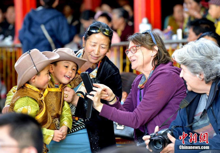 国庆假期过半 西藏旅游进入最高峰