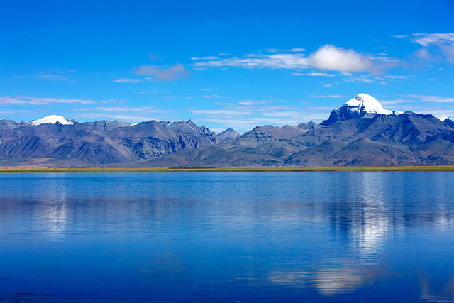 西藏阿里神山圣湖
