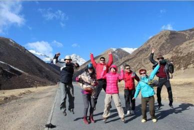 机场火车站专车接送，6-8人小团出游，西藏深度全景游，十天游遍拉萨、林芝、日喀则、珠峰，饕餮西藏唯美风光。还原一次纯粹自在舒适的高原初体验！