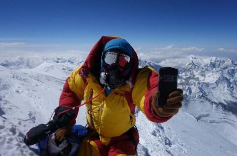 中国登山队在珠峰顶上炫海拔最高的自拍