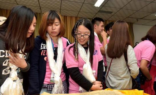 香港青少年代表团走进西藏大学