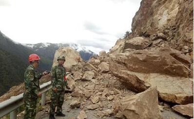 川藏公路西藏境内发生大面积塌方致道路中断