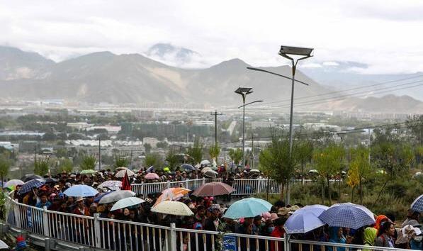 西藏哲蚌寺展佛 数十万信徒冒雨朝拜