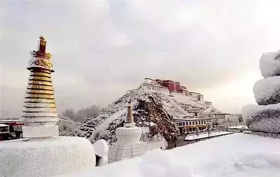 下雪后的布达拉宫