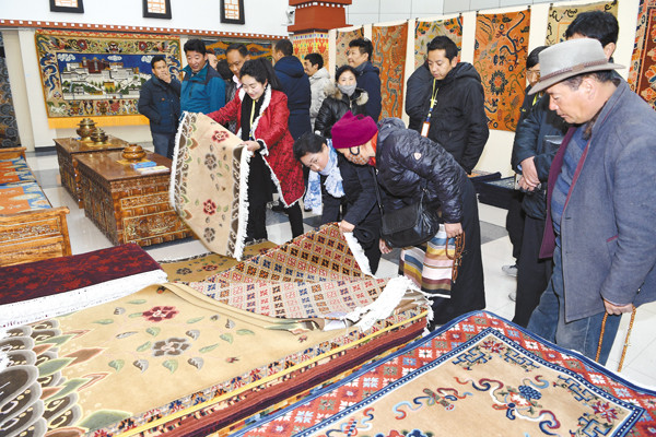 拉萨举行西藏藏毯文化艺术专题展 将打造首座藏毯博物馆