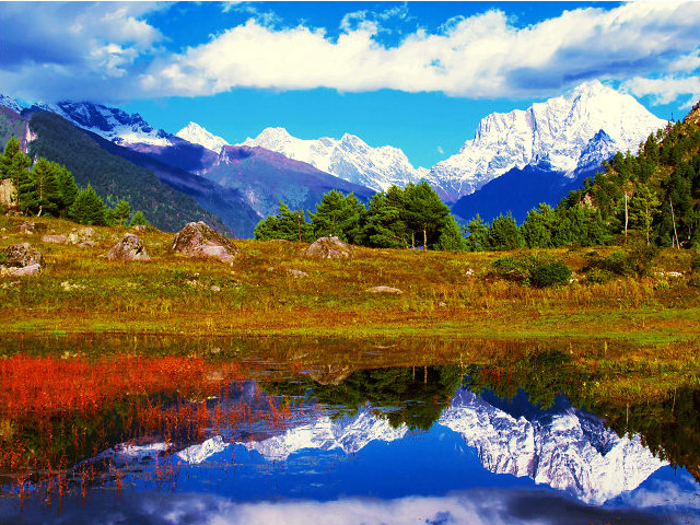 天高云淡风轻的西藏美景